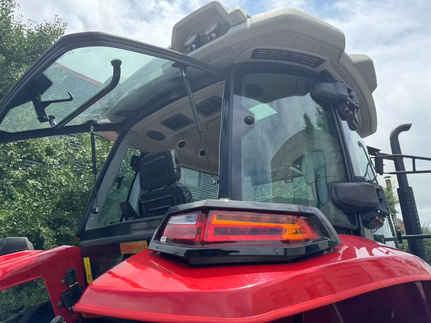 160HP 4WD Farm Tractor with Cabin