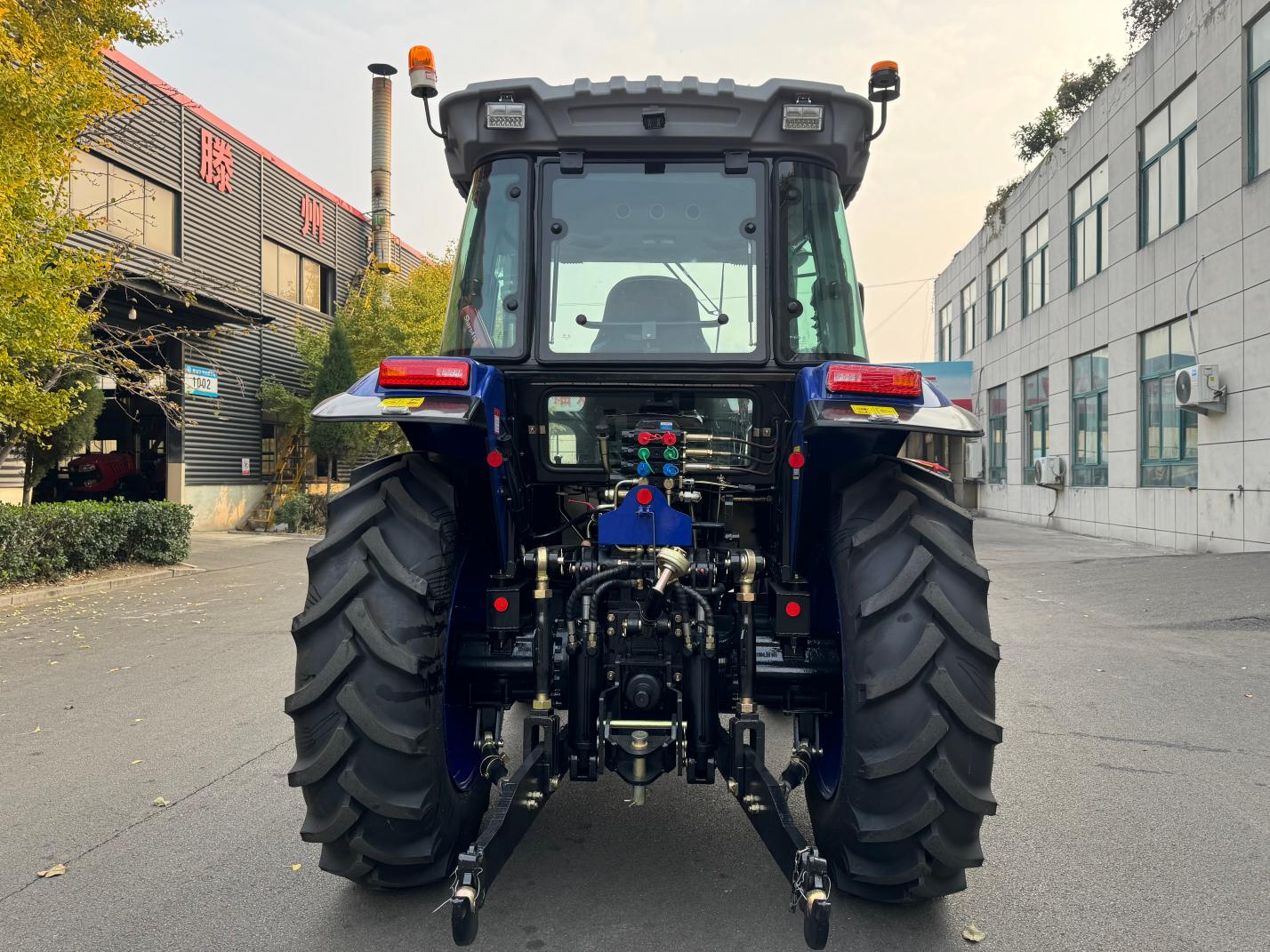 160HP 4WD Farm Tractor with Cabin Blue