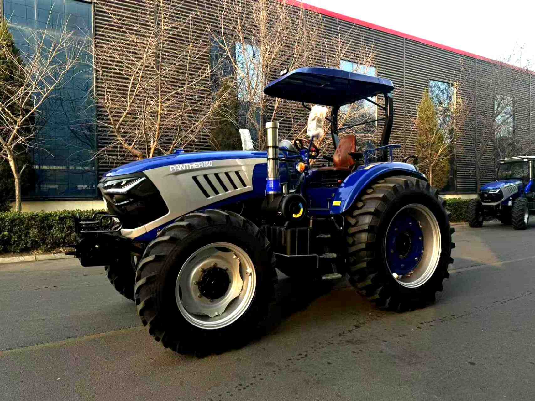 150HP 4WD Farm Tractor with Canopy