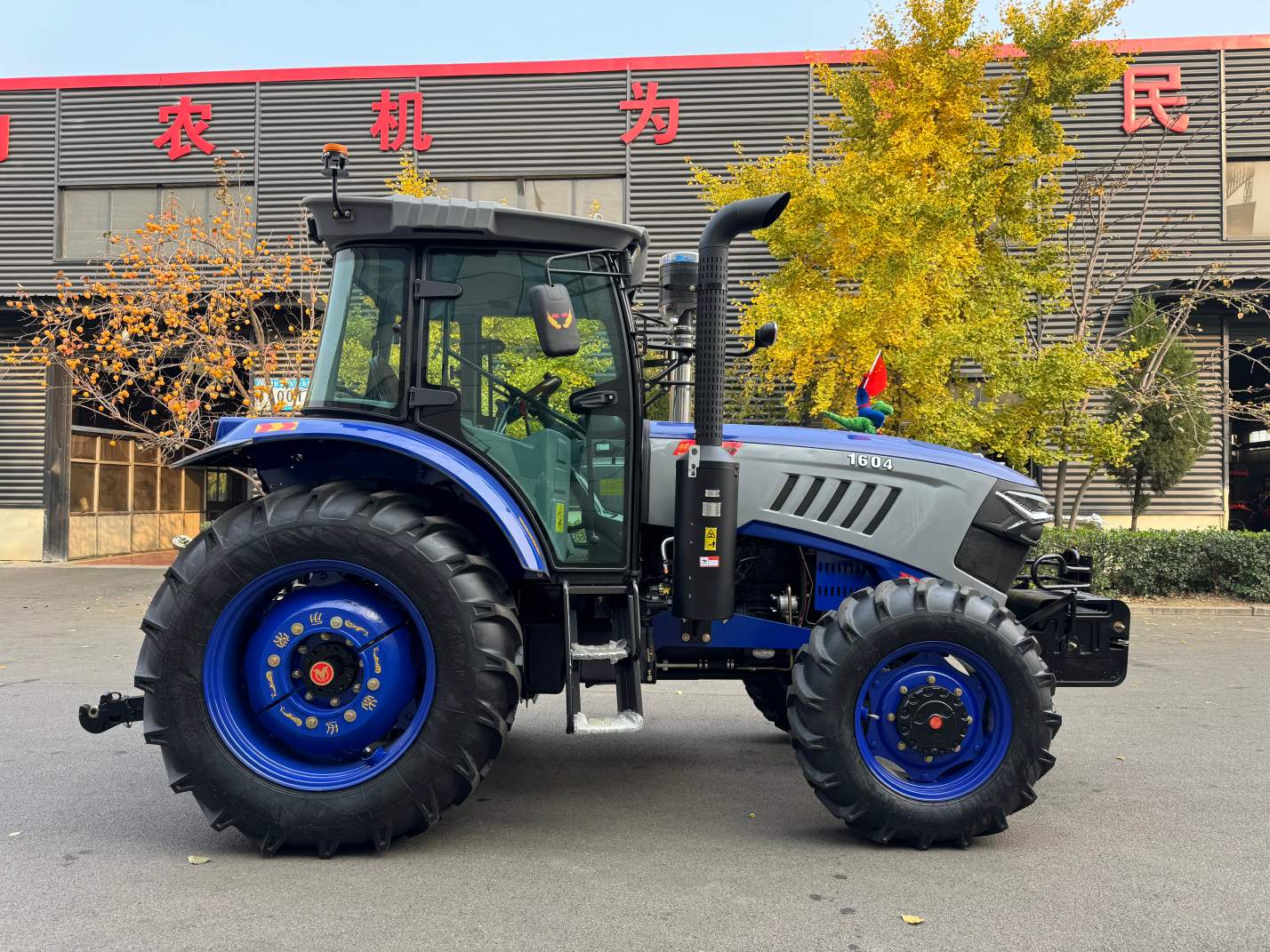 160HP 4WD Farm Tractor with Cabin Blue