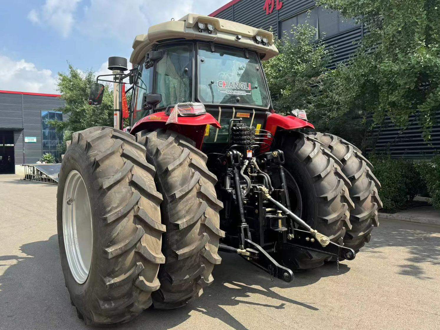 220HP Farm Tractor