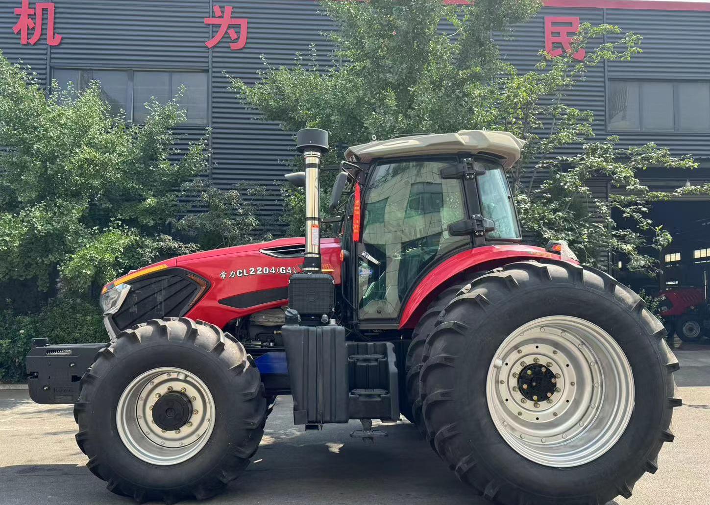 220HP Farm Tractor